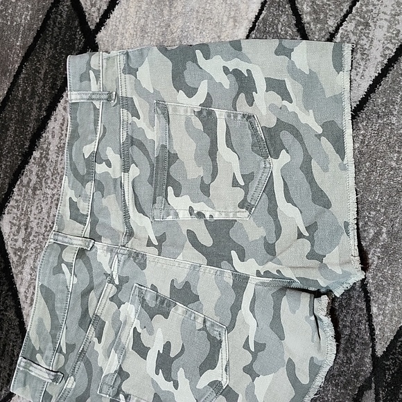 MAURICES HIGH-RISE CAMO RAW-EDGE DENIM JEAN SHORTS - Picture 9 of 11